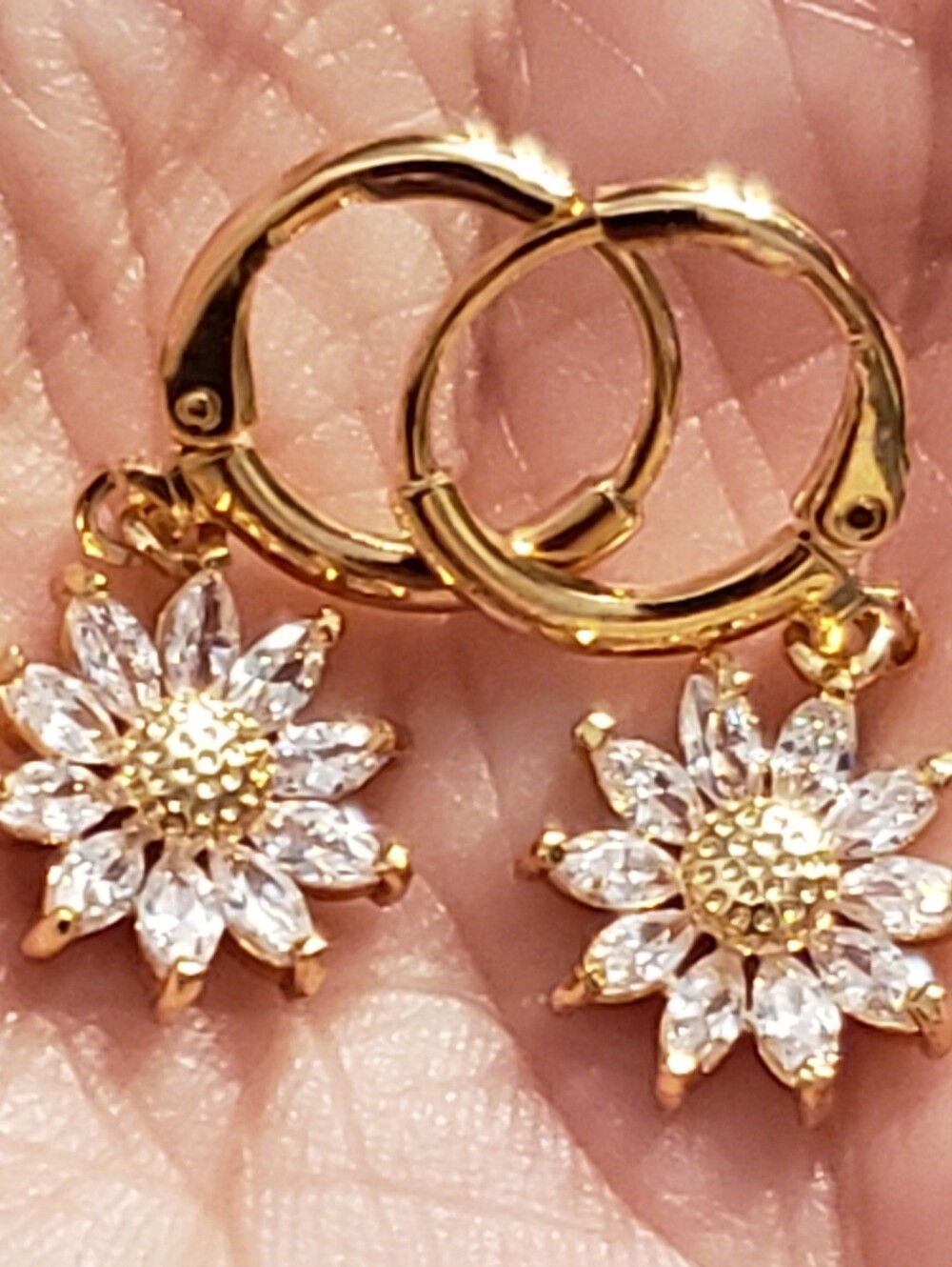 NEW Diamondy Golden Sunflower Earrings. Pictures Don't Do Justice.Faceted Stones